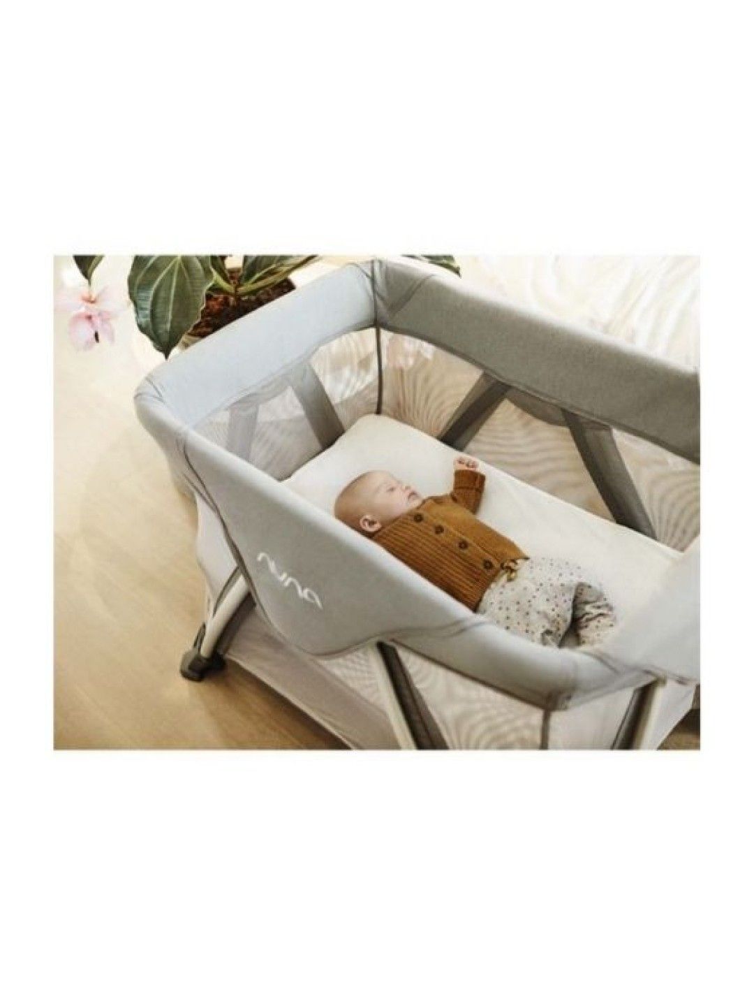 Nuna sena hot sale playard graphite