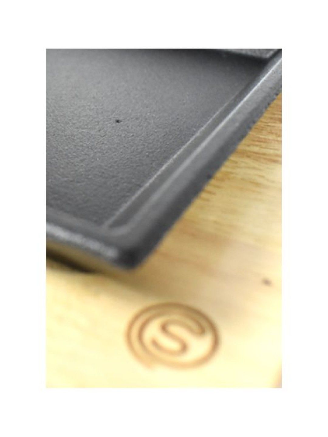 Sunbeams Lifestyle Slique Premium Cast Iron Rectangular Grill Plates with Rubber Wood Base (No Color- Image 4)
