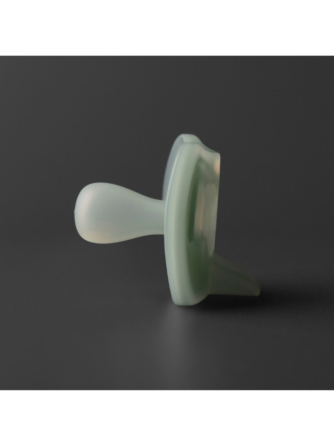 Tommee Tippee Silicone Comfort Gift Set - Ultra-Light Soother, Case & Teething Ring 0-6m+ (Green- Image 2)
