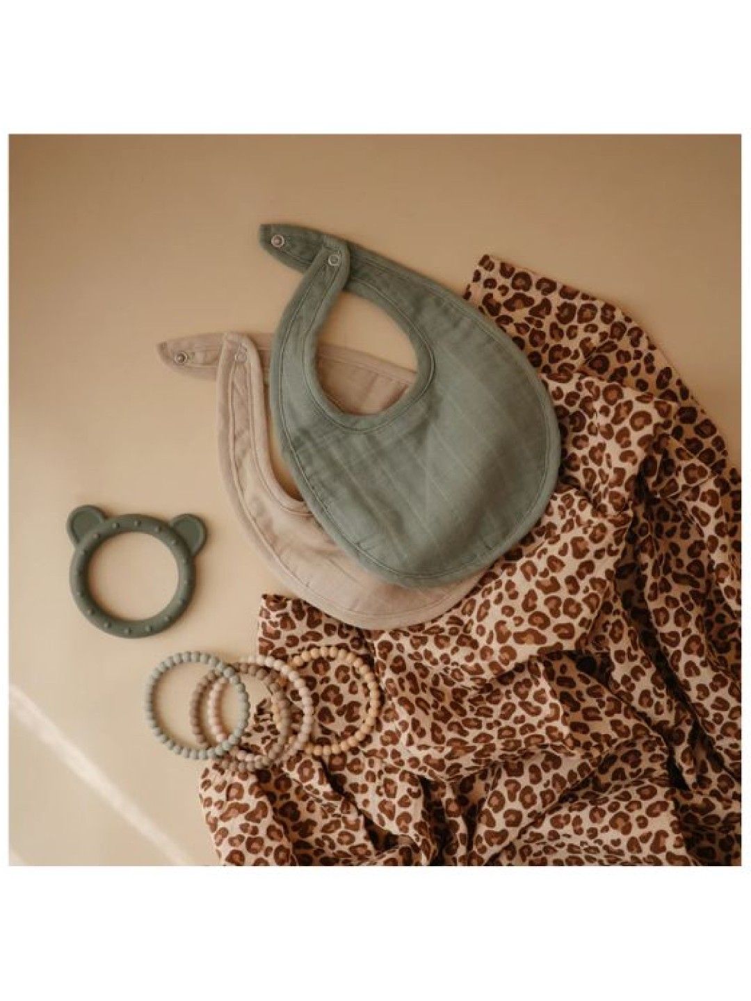 Mushie Muslin Bib 2-Pack (Roman Green/Fog- Image 3)