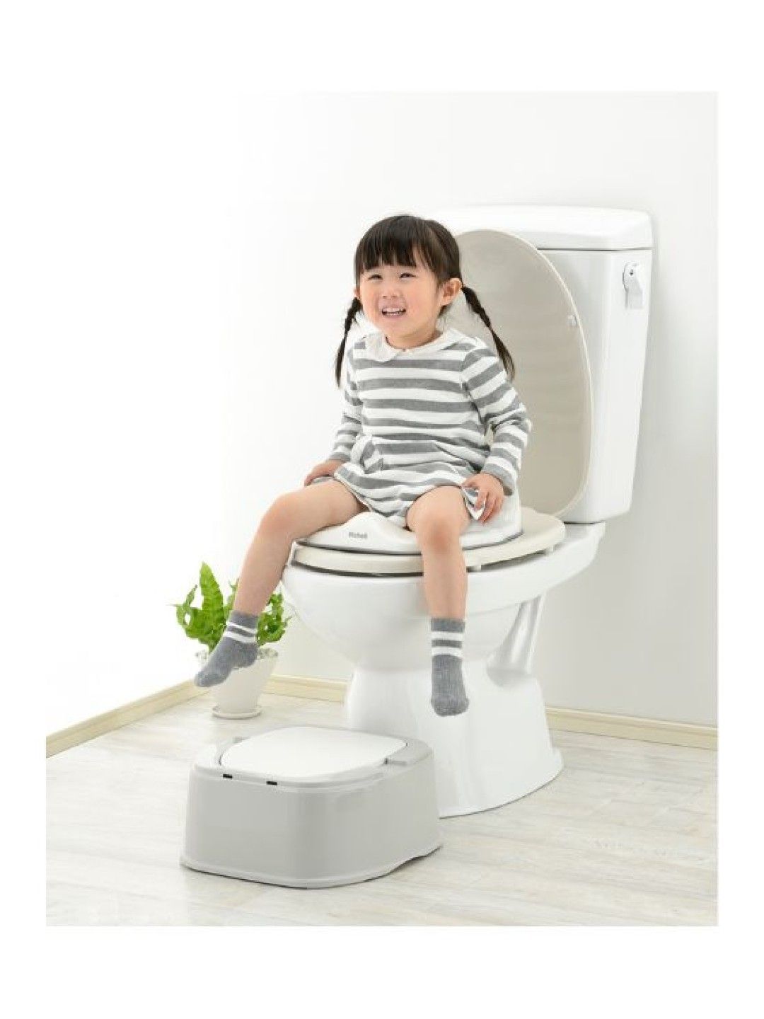 Richell Pottis Step and Potty K (White- Image 4)